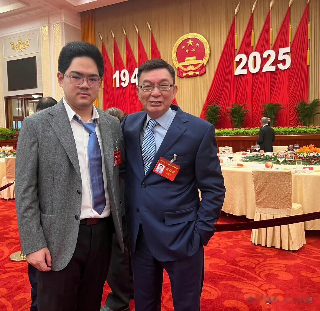 有仇不报非君子，哈哈，看来苑举正教授和唐湘龙的“爱恨情仇”真是没完没了。这次