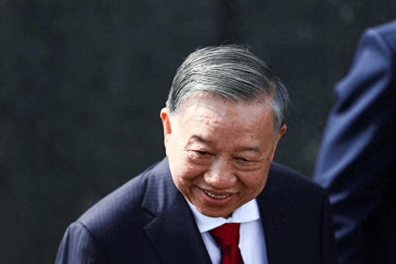 2026年4月7日，越南第十六届国会第一次会议上，越共中央总书记苏林以495票全