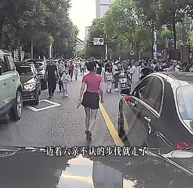 成都“奔驰接娃姐”引众怒：违停堵路还硬刚，老师发声反添乱开学季学校门口常成