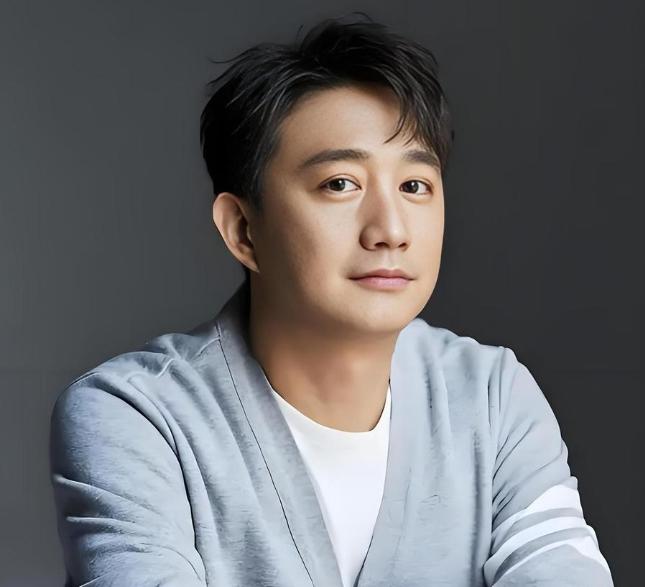 黄磊后来回忆说：当年蒋勤勤刚进大学第一天，整个校园都轰动了。我直接翘课，高晓松也