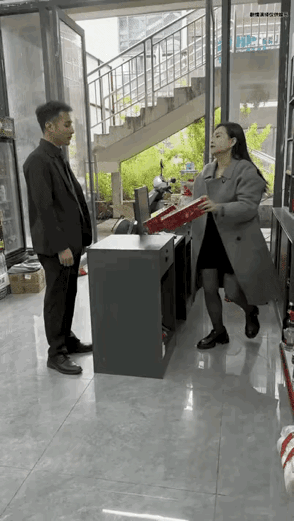 拿钱就拿钱，你跑干嘛？[笑着哭]一早店中坐，半天不开张；临近午饭时，才来个帅