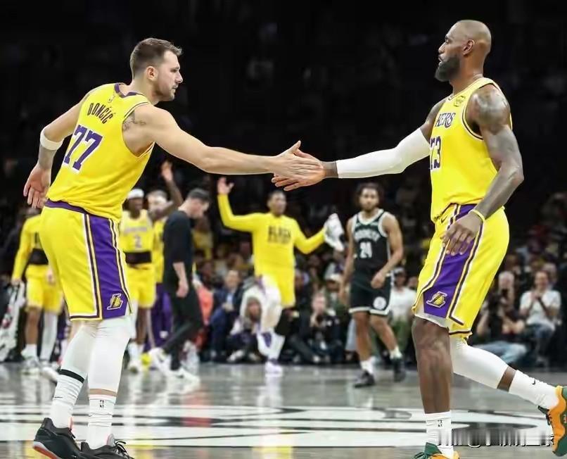 2月4日！湖人125:109篮网，球员数据和表现如下：1. 詹姆斯16投1