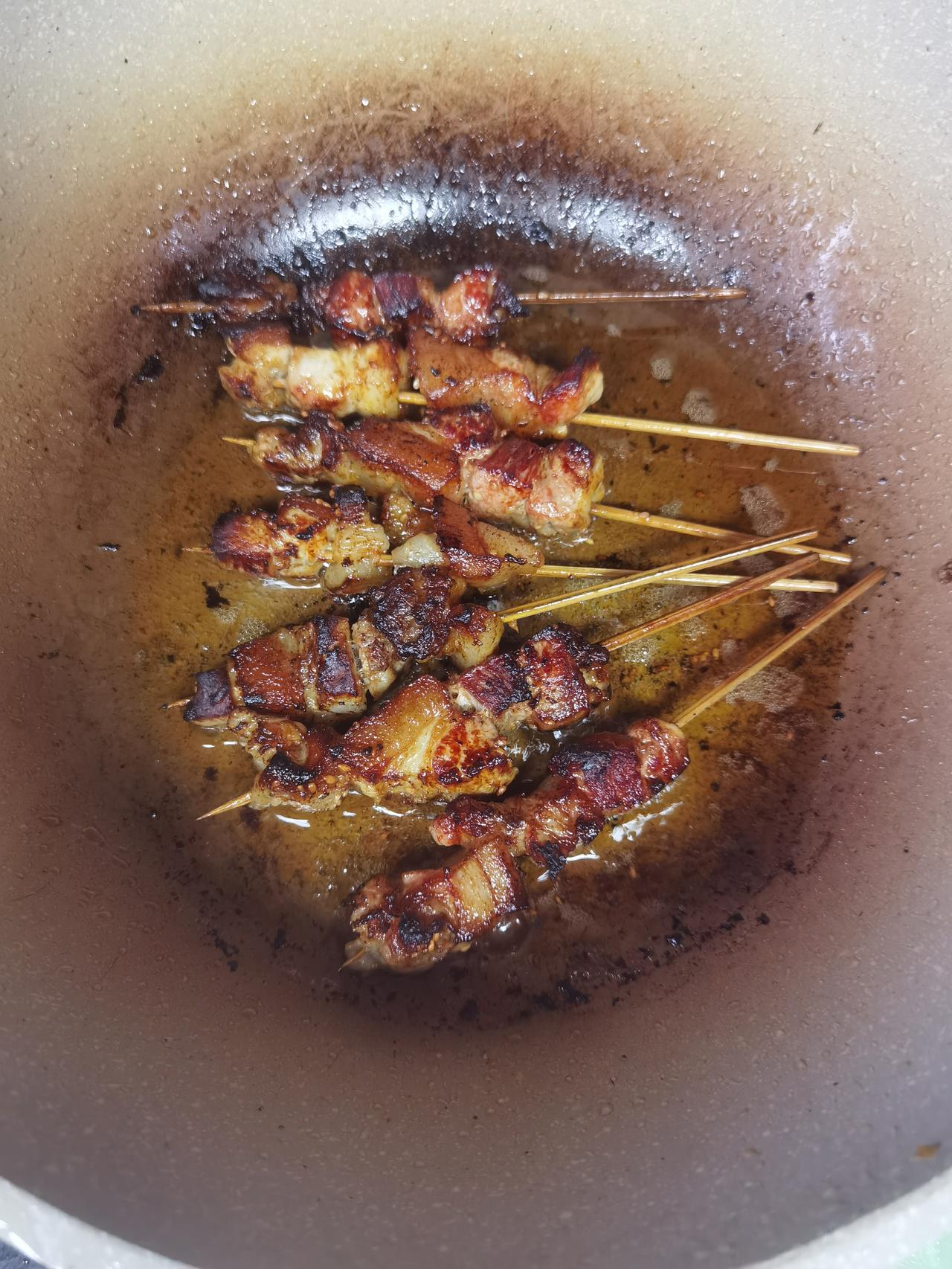 周末，炸点羊肉串吃。挺核算的，盒马买过来的羊肉串，12元/一盒（16个）合0.7