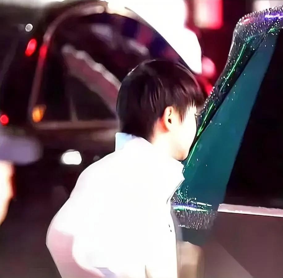 莎莎冒雨回家没人接？一看她爸是狠人！国家队训练连轴转，哪像咱接送孩子那么