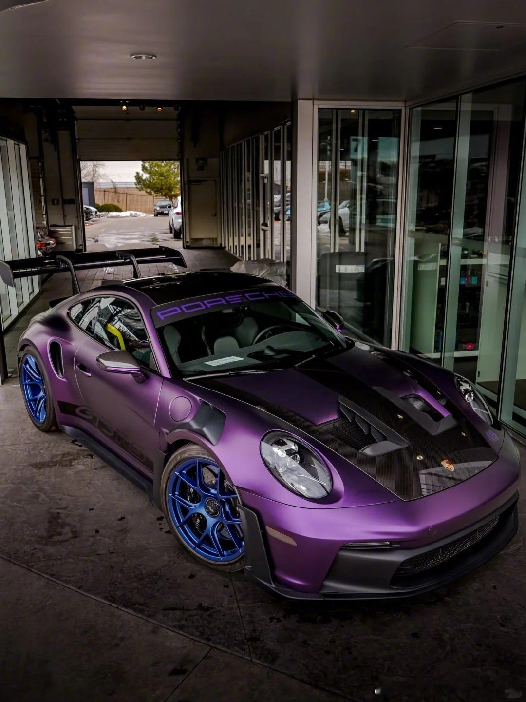 紫罗兰金属漆的保时捷992.1GT3RS可太漂酿了