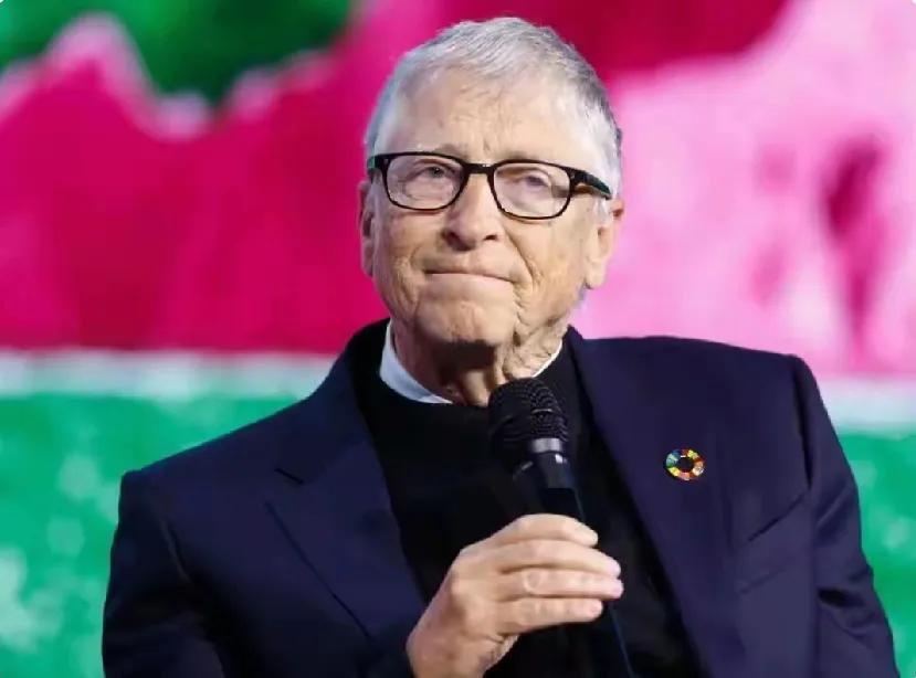 比尔盖茨再次道歉，他承认了。他承认的是他自己曾经做过的，他没做过的，他坚决不承