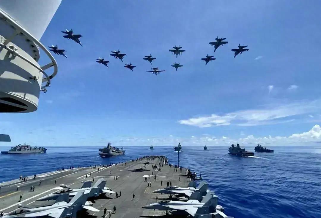 为啥说十年内也没人能在军事上超越美国？说句实话吧，就算美国衰落了，可军事还是领先