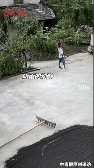 贵州，一个6岁小男孩在自家院子里溜达，突然他对奶奶说马上要下雨了，奶奶说大晴天的