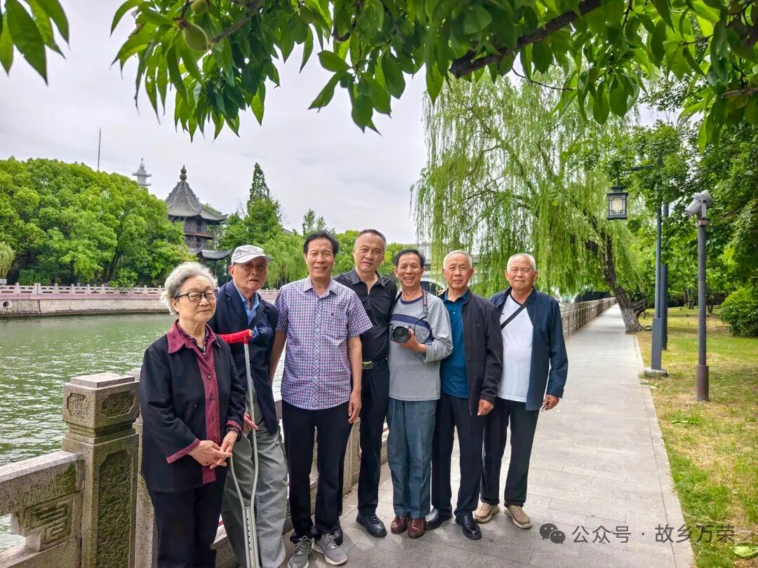 李克荣：千里奔波谢恩师近日在江苏扬州，88岁的退休教师夏锦宽的
