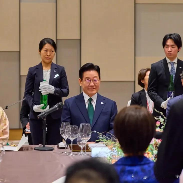韩国总统李在明访问日本，日本为其举行欢迎宴会，参加宴会的每个人前面都摆了三个酒杯