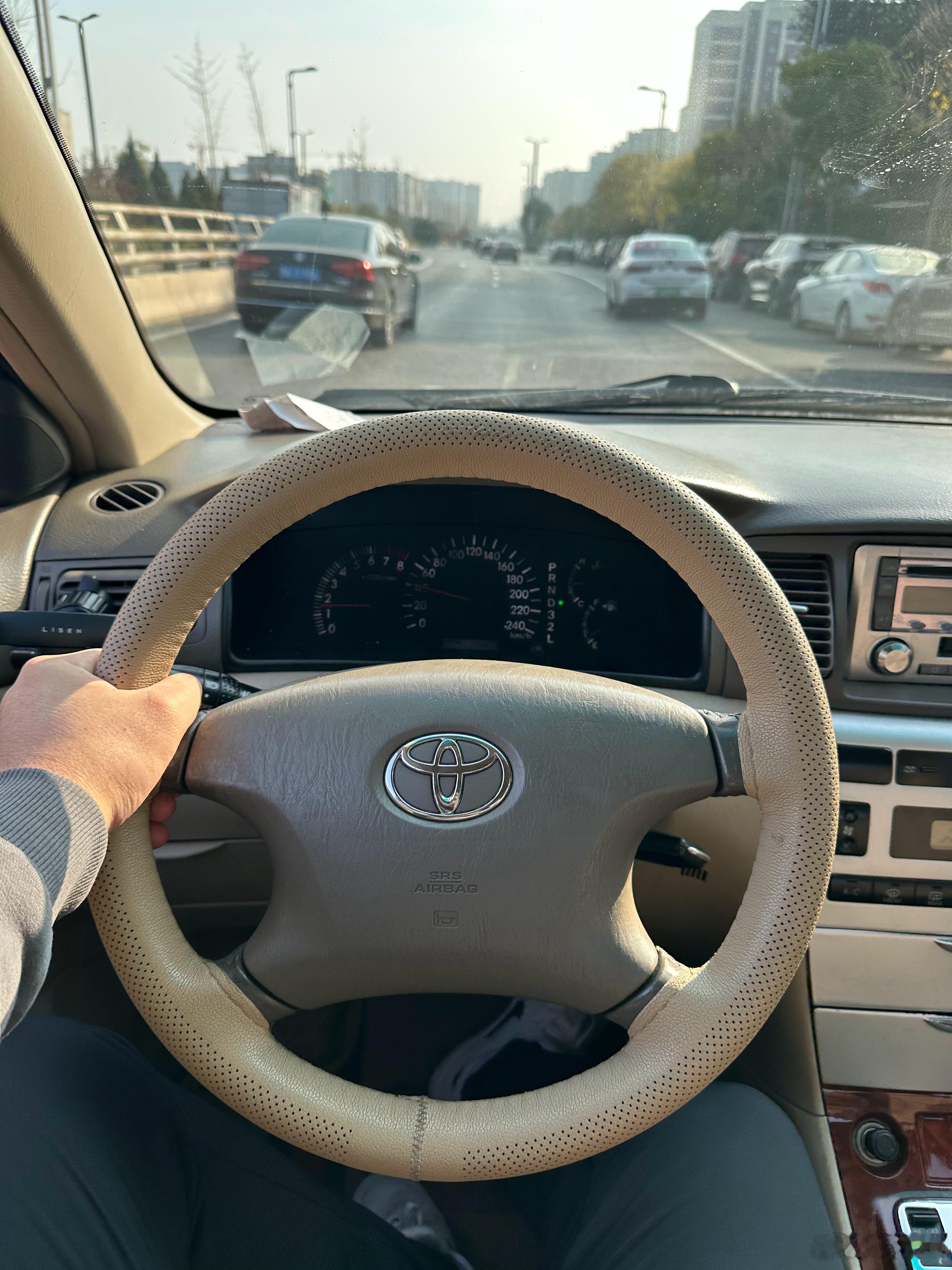 小同事零花钱买了一台06花冠自己代步几千块钱简单一整备机械状态非常不错