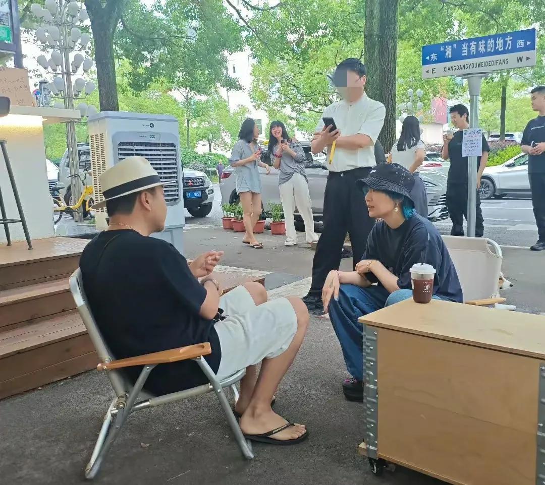 50多岁的汪涵带着30多岁的周笔畅逛街，这感觉就像爷孙两[笑着哭][笑着哭]汪涵