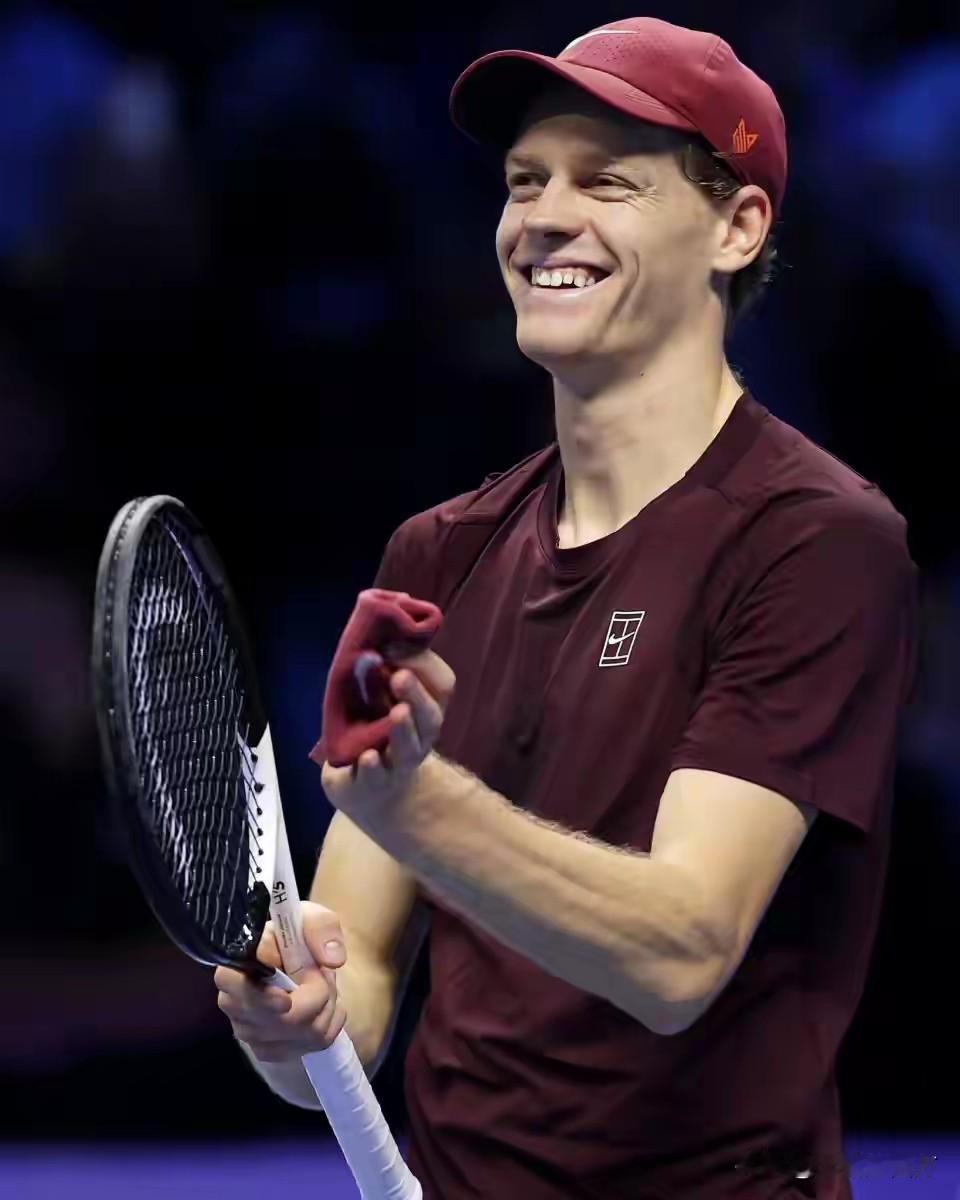 ATP年终总决赛比约·博格组小组赛第二轮，辛纳以6-4、6-3战胜兹维列夫，豪夺