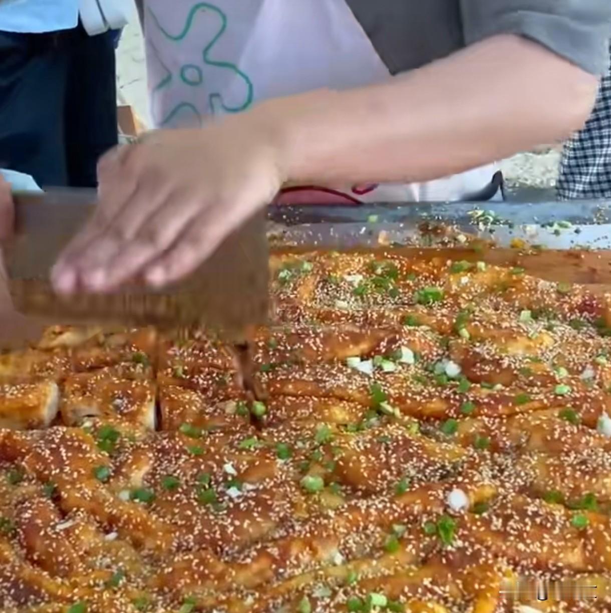 酱香饼还是香酱饼?争论十年终于有答案,90%人都叫错了!街头这小吃能吵起来