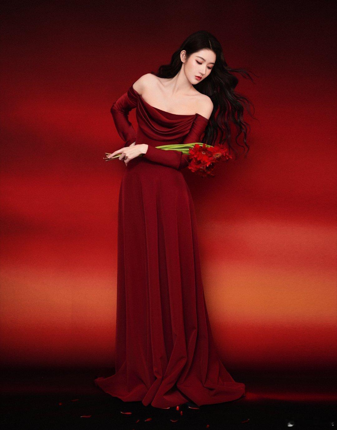 王玉雯这么红那么美红毯现场仿佛成了她的个人秀场，周围的一切都成了陪衬，她的出现让