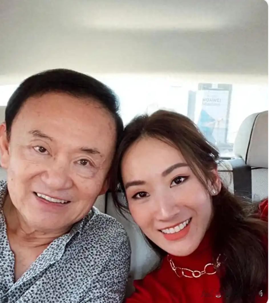 他信的西那瓦家族是个非常庞大的家族，人才辈出。他信共有9个弟弟妹妹，他是家中