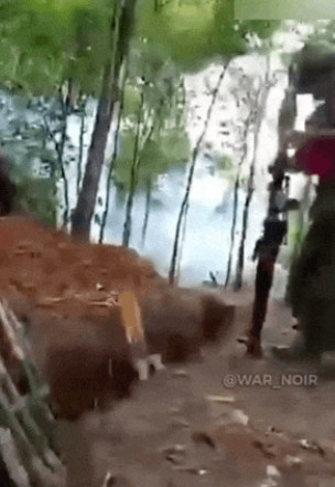 柬埔寨步兵正在使用，我国生产的69-1火箭筒，可以发射T-61-1反装甲火箭弹。