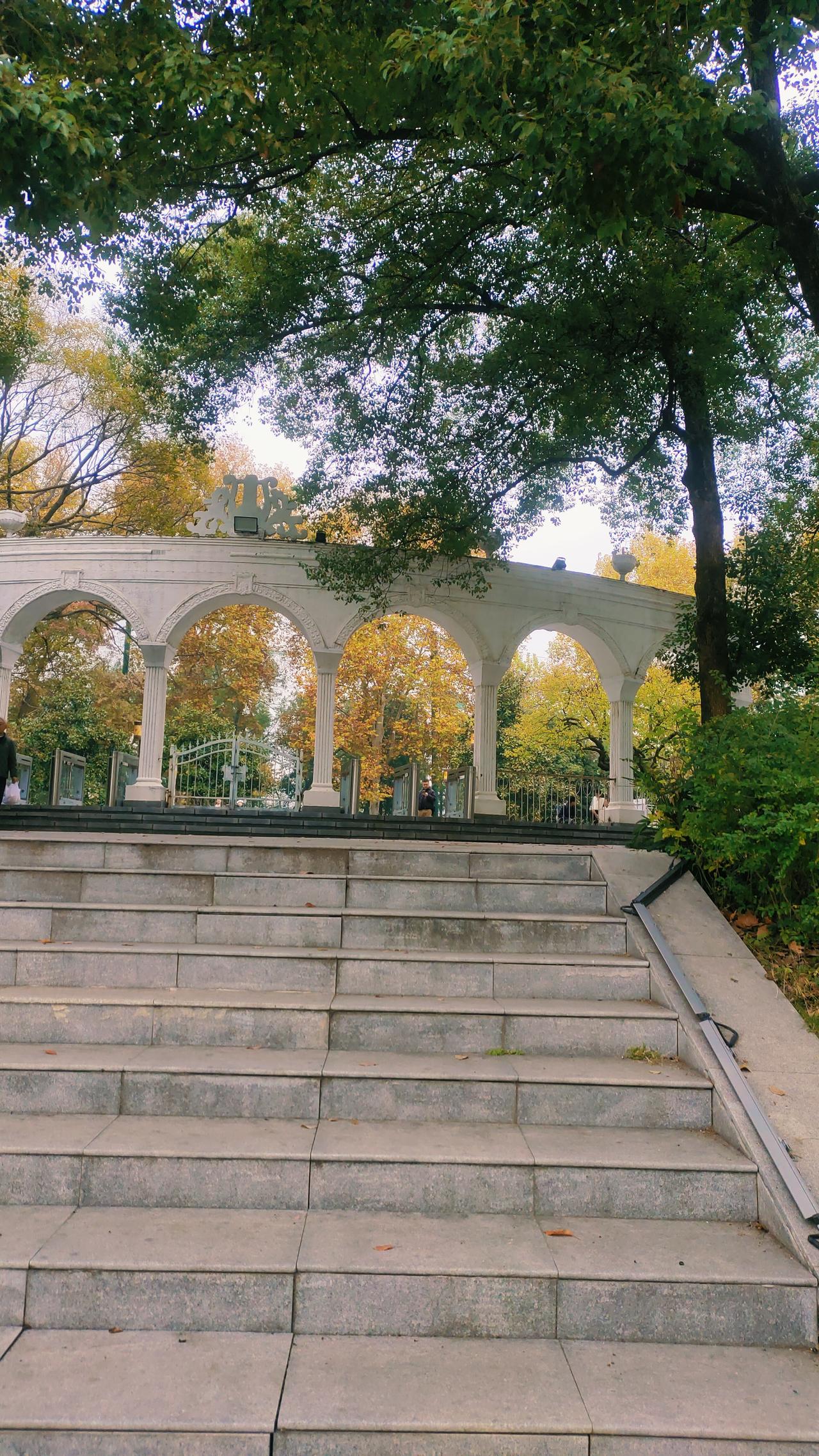 我们村出了一位享受国务院津贴的专家，每月的金额出人意料我的家乡是一个被群山环抱