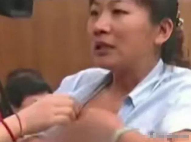 2019年，在北京，一名女子被丈夫和4个哥哥告上法庭，庭审现场她敞开衣襟，露出乳