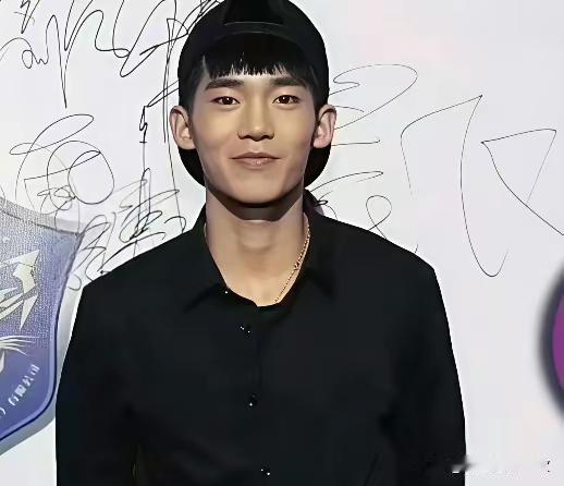 于适应该是微调过，不得不承认调的太好了，跟杨颖一样成功，完美到无懈可击，秀气而不