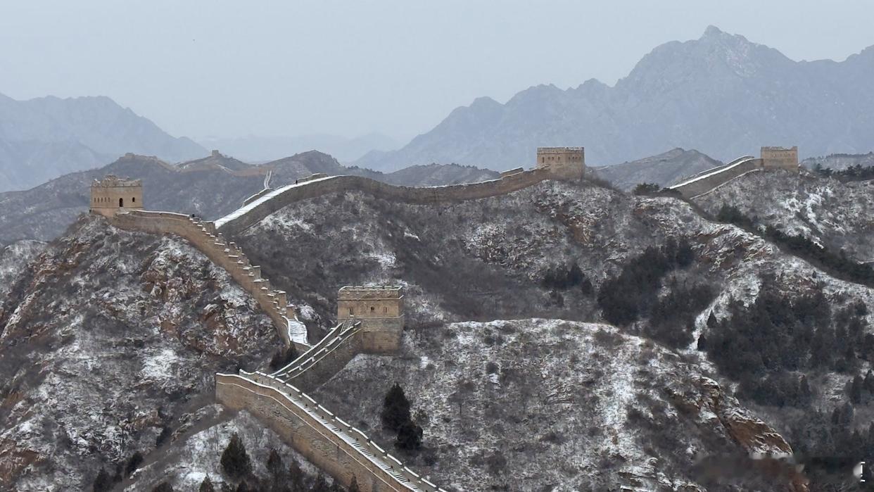 长城内外被皑皑白雪覆盖，银装素裹，一派北国风光壮美景象～