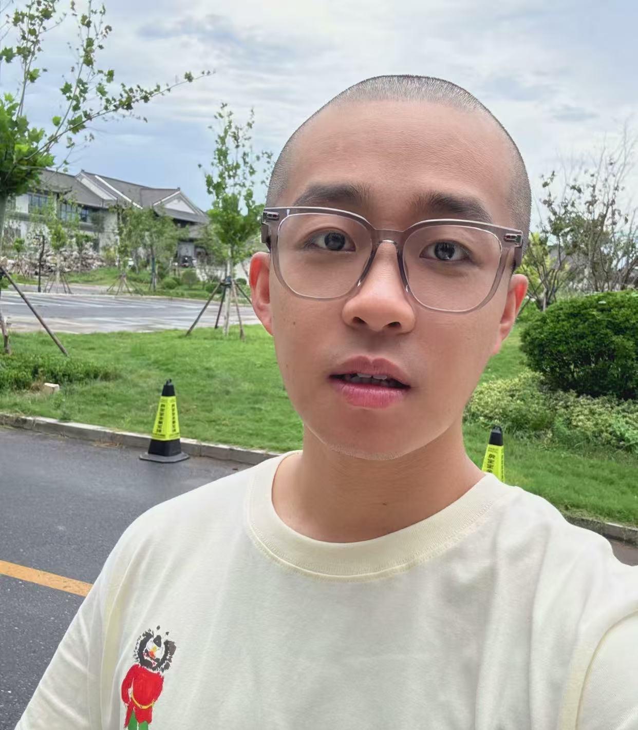 张九龄为了拍戏剃了小光头，在被粉丝询问的时候，张九龄透露，说好的是全剃的。至于为