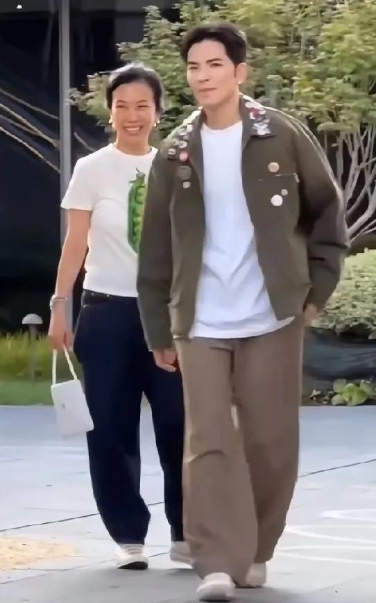 看了许多视频之后，便能感受到萧敬腾对他妻子那满满的依恋之情！外在的年龄其实并不重