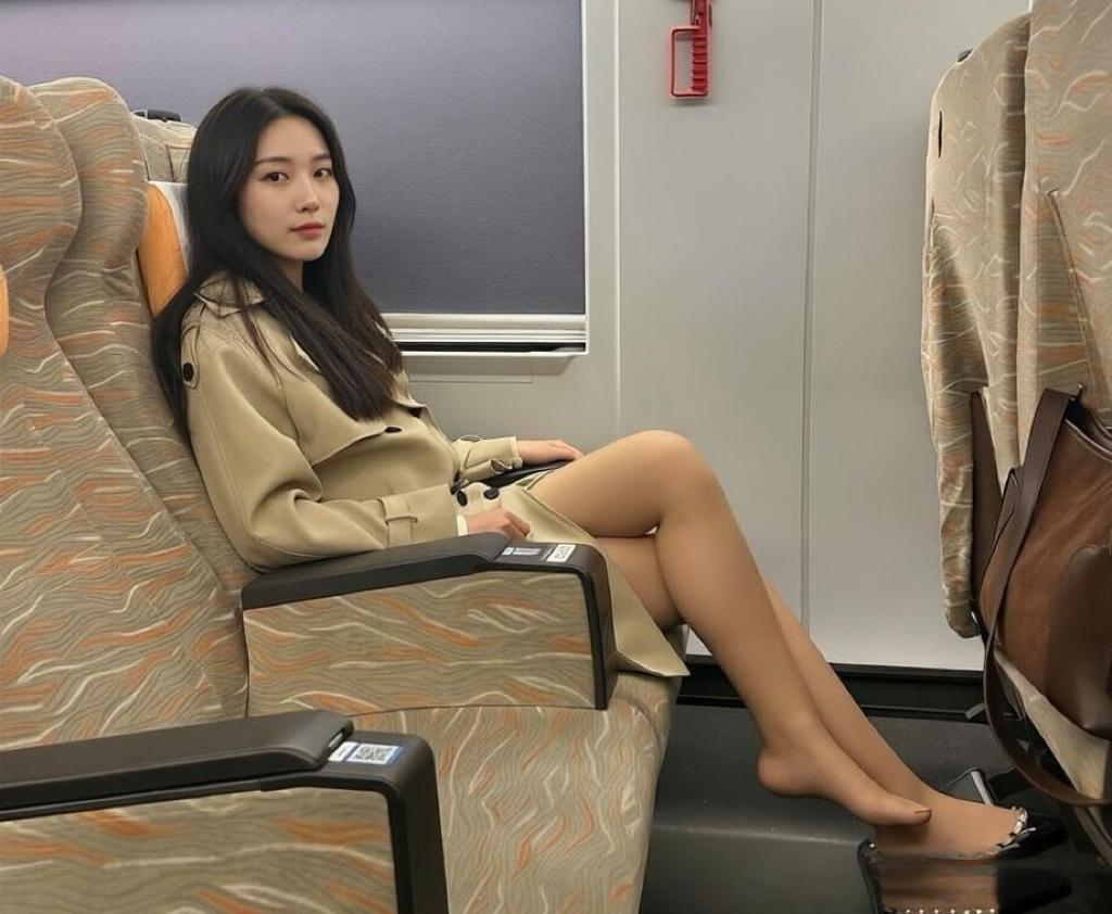 今天坐高铁遇到的极品大长腿高颜值丝袜美女