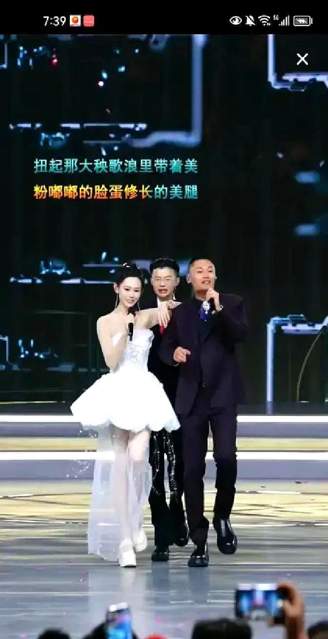 13岁辍学、烧烤摊起家，3个月涨粉千万，26岁办婚礼，却在镜头前被老婆躲开拥抱—