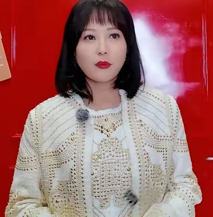 郝蕾在综艺《无限超越班》接受采访时的一组照片流出那造型和气质，真让人瞠目结舌