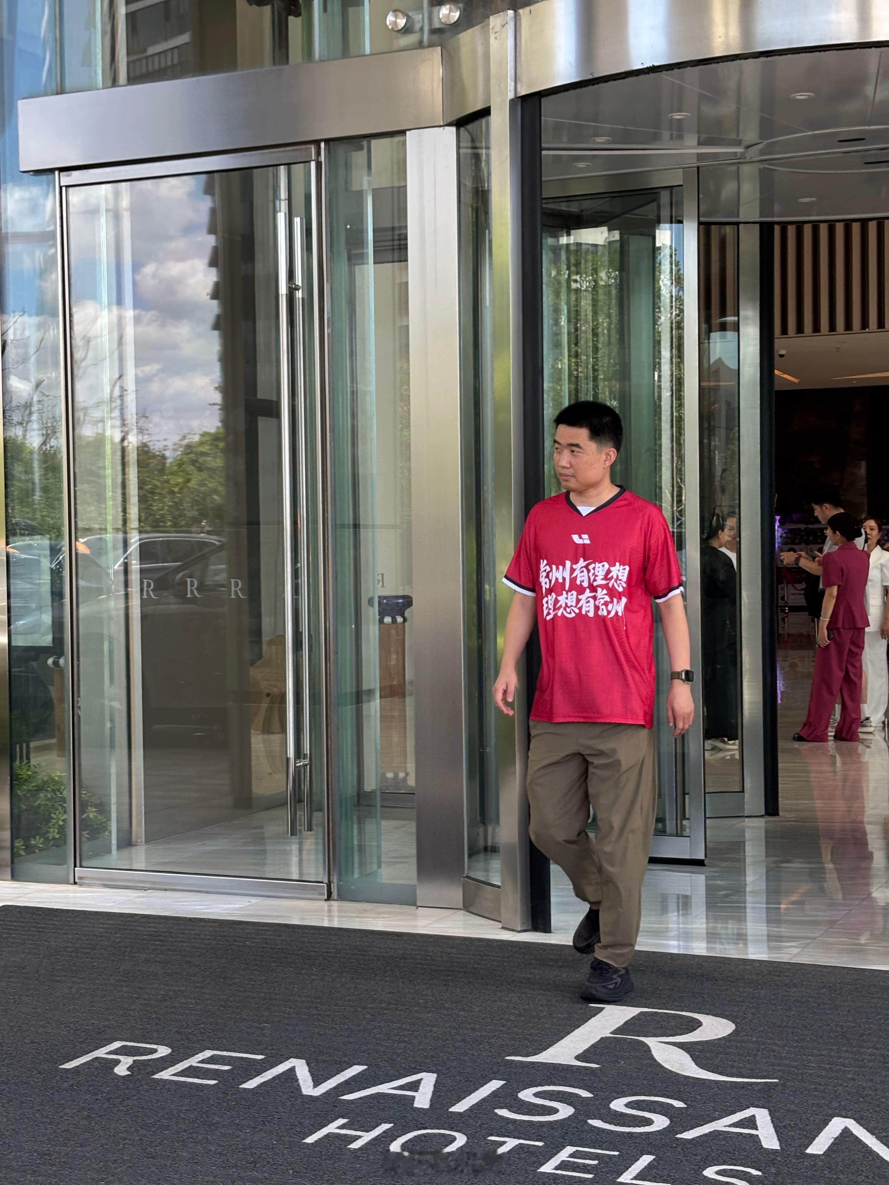 刚曝光的理想纯电六座i8，还没上市呢，CEO李想直接开上常州街头当“野生代言人”