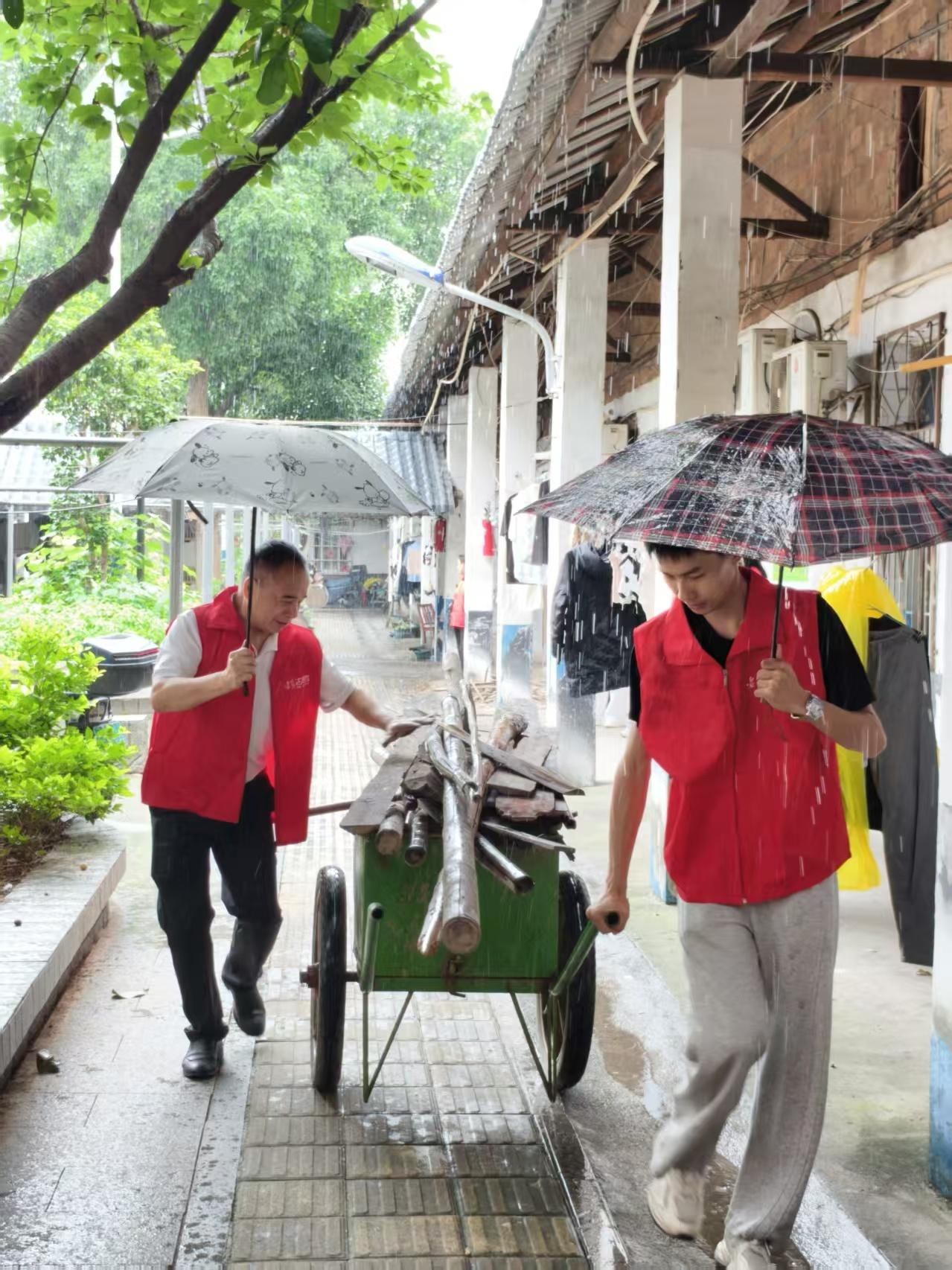 久久为功暖民心！湘江新区装饰协会公益服务温暖老旧小区五月春风暖人心，志愿服务