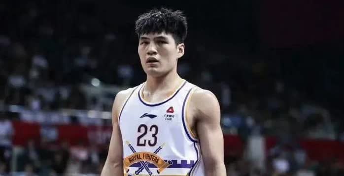据了解，陈国豪将以超级B类合同转会至广东宏远。目前，CBA的B类合同最高可以达到