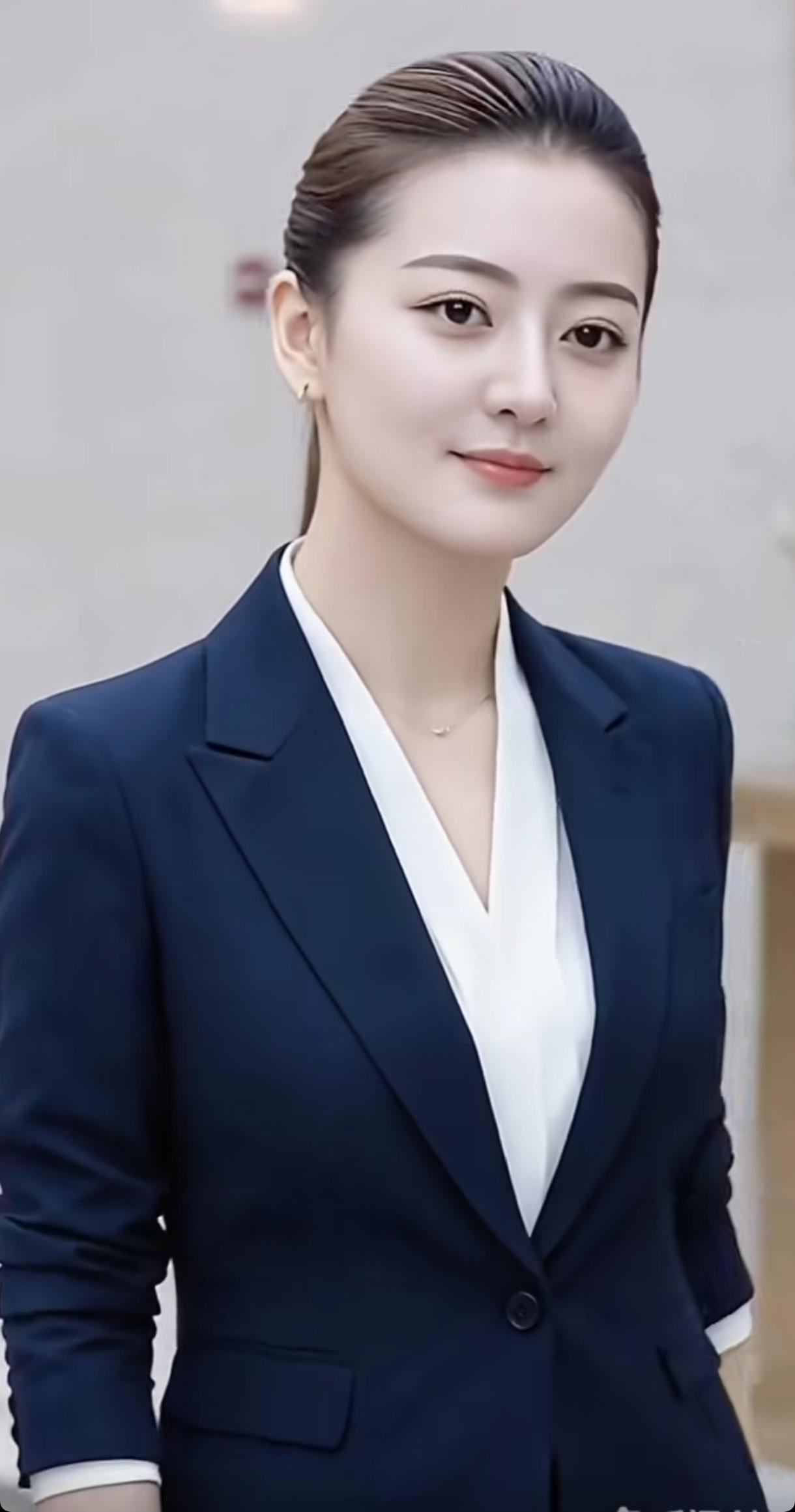 职场女强人，自信满满，干练风范！💼💄💪分享手机里的随手拍职场女性气质职