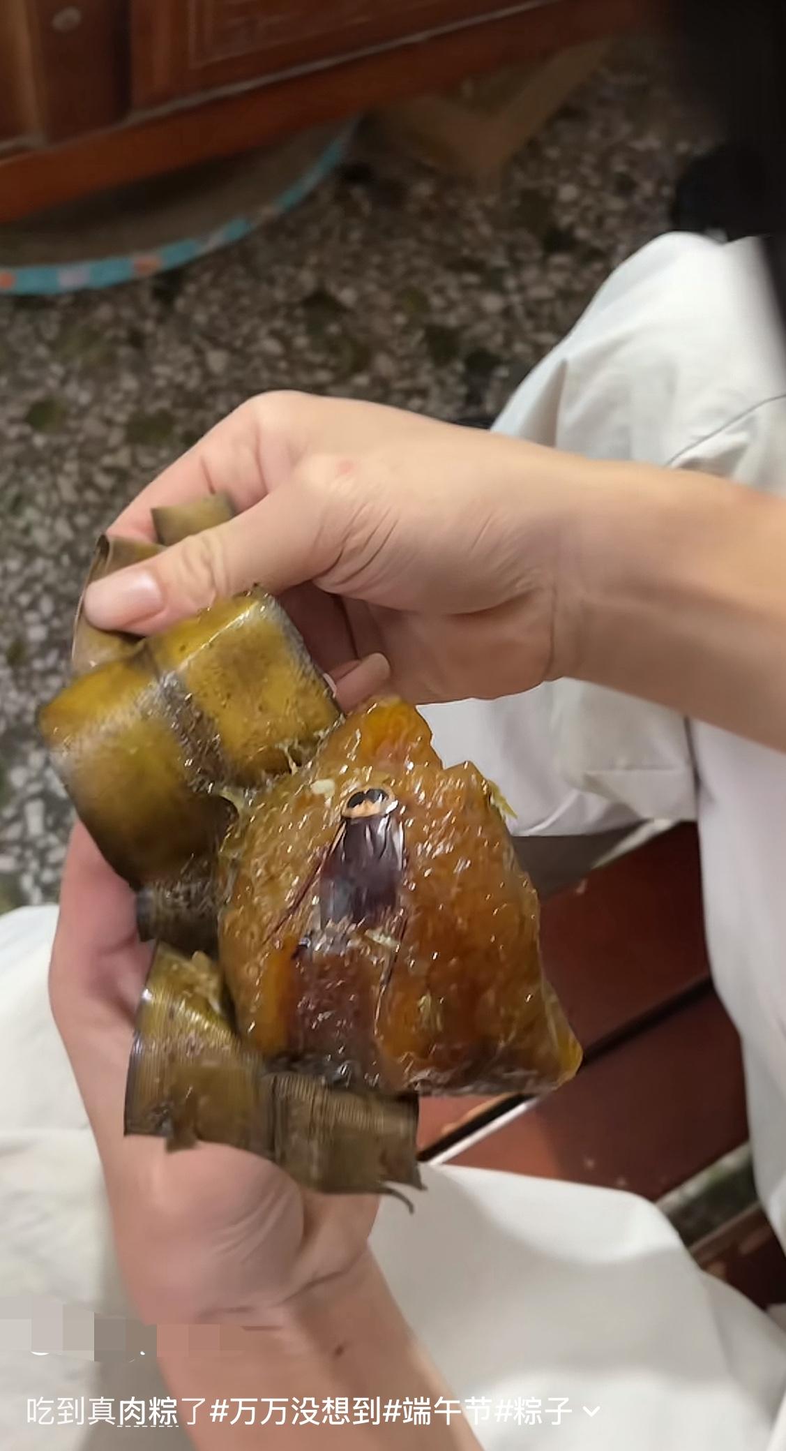 本以为拆开粽子是大块五花肉，结果掰开直接喜提原生态真·肉粽。往年吐槽肉粽肉太少