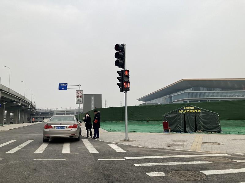 上海嘉定这起交通事故，不少网友在评论区留言说看完心里格外畅快。一辆电动车闯红灯