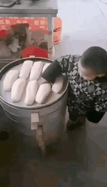 街角馒头店门口，一个乞丐饿得直打转。老板家三岁的小娃娃瞧见了，蹬着小短腿跑到蒸馒