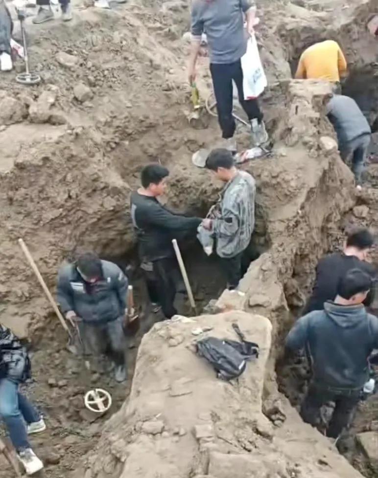 上海松江惊现“百年银元”！居民组团挖宝？真相来了👇上海松江车墩镇突然爆火！