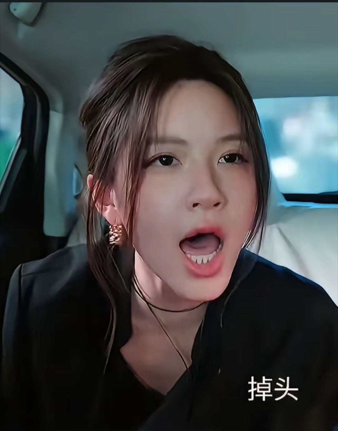 关于李一桐和赵露思❶李一桐的路人缘在内娱应该能排到前五名，她不炒作，不拉踩，不