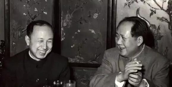 1964年，毛主席在中南海住处接见钱学森。谈话中，毛主席问钱学森：“你搞的导弹那