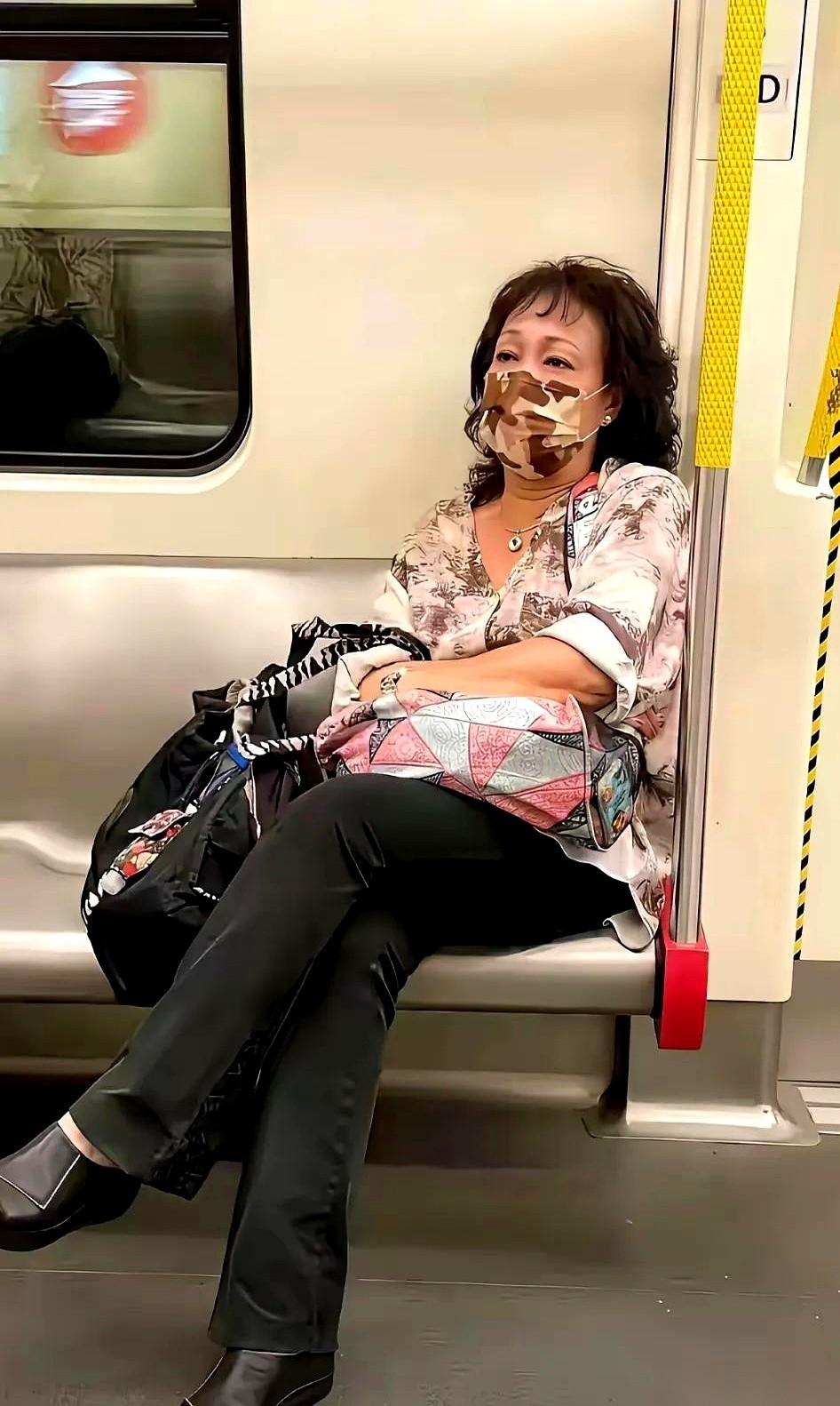 第一眼看到那张照片，我甚至怀疑是营销号在骗流量。这居然是当年的“白月光”？脑