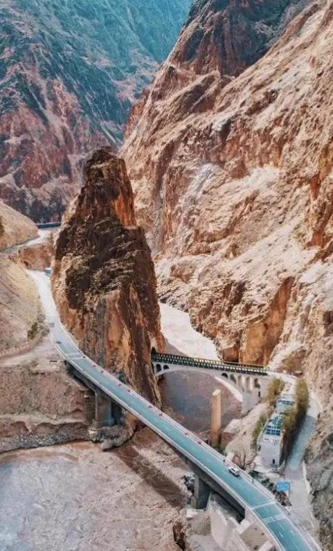 1953年怒江大桥建成时，一个排长纵身跳入江中壮烈牺牲，时至今日，怒江大桥不允许