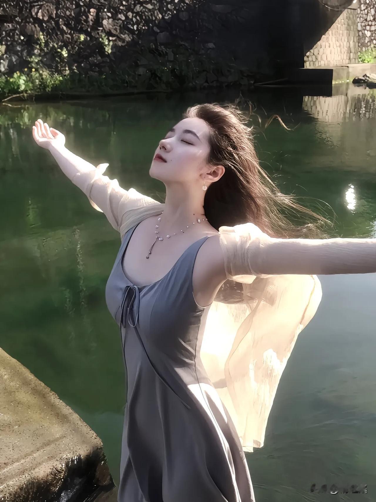 真正的美不该被标准束缚，外表、才华、善良完美融合，才能展现出女人真正的美。