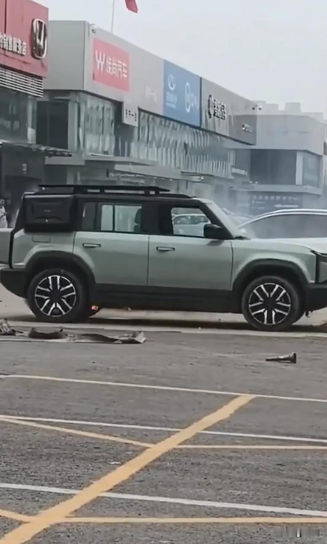 突发，一辆新能源越野车在售车展厅前停放时底盘起火。事发11月的这几天，一辆疑似奇