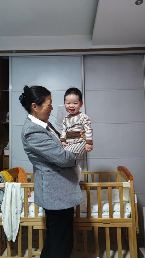 一个邻居，她儿子娶的老婆是独生女，生完孩子坐完月子，回娘家住满月，儿子儿媳就再也