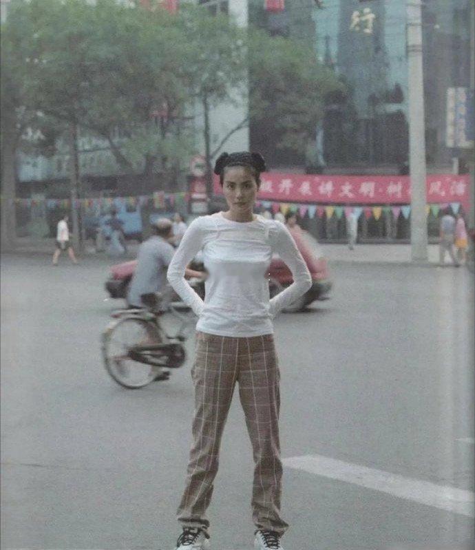 1997年的王菲，脚上的鞋好前卫，放现在也好流行！！​​​