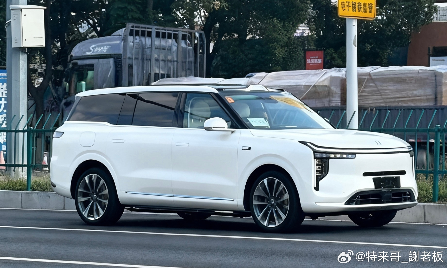 智己LS9白色车身，感觉怎么样！我是很心动啊！特来哥智己LS9（Ai合成，