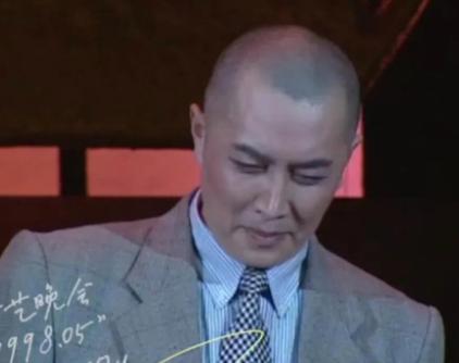 这才是90年代的第一美男子，面如冠玉，仪表堂堂，与生俱来的气质别人学不来的。他的