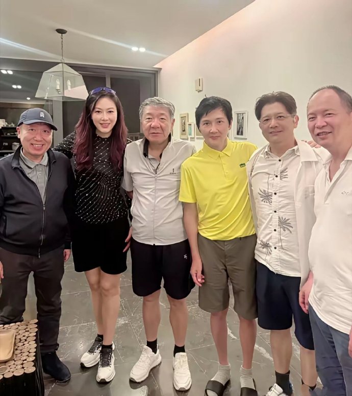 我的天啊！这是孙楠？咋瘦成这样了脸都快成V型了，精细精细的筷子腿，更奇怪的是，面