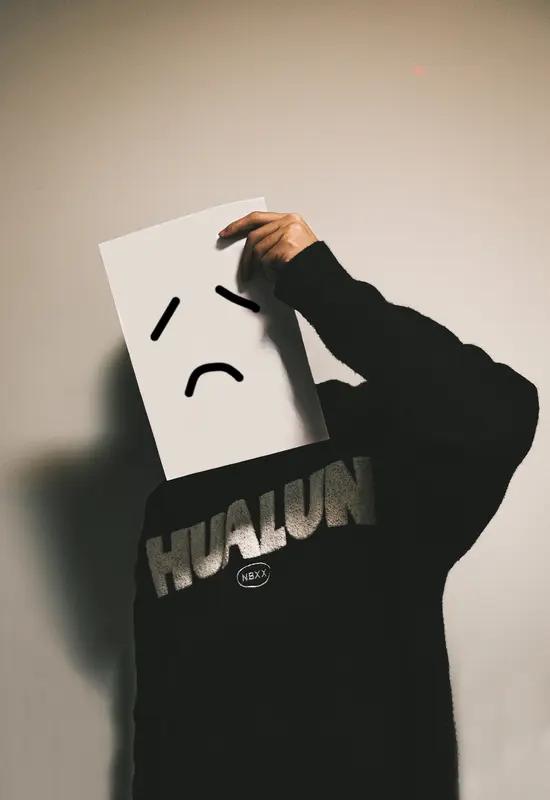 室友小张喜欢在洗澡的时候顺带把脏衣服洗了，图的就是一个方便。有一次洗澡，小张忘了